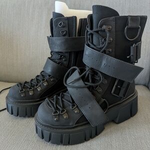 NWT Low Traitor Black Combat Boots Size 8